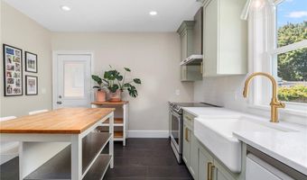 163 Bluff Ave, Cranston, RI 02905