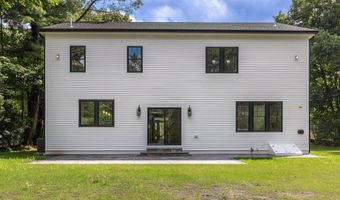 39 Concord Rd, Bedford, MA 01730