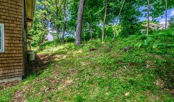 4 Pineway Dr, Auburn, ME 04210