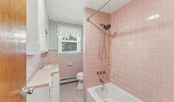 382 Beavertail Rd, Jamestown, RI 02835