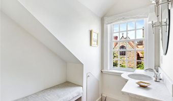 42 Second St, Newport, RI 02840