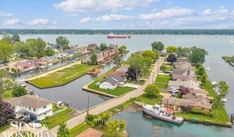 144 Channelsyde Dr, Algonac, MI 48001