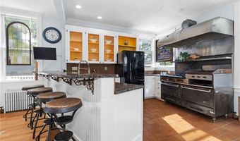 17 Everett St, Newport, RI 02840