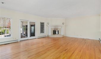 4 Christopher Dr, Lincoln, RI 02865