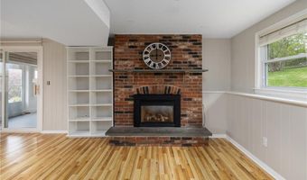 23 Algonquin Dr, Middletown, RI 02842