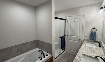 16338 Lois Ln, Basehor, KS 66007