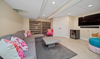 9 Casey Ct, Newport, RI 02840