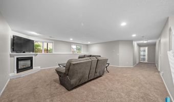 316 S Country Club Ave, Brandon, SD 57005