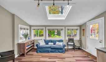 8 Lakeview Rd, Brookfield, CT 06804