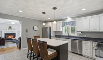 23 BERNON Dr, Lincoln, RI 02865