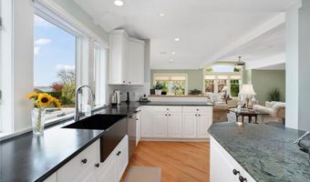 75 N Cliff Dr, Narragansett, RI 02882