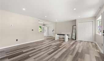 794 Robinhood Dr, Aurora, OH 44202