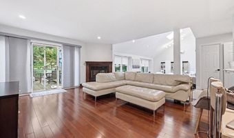 19 Sunset Rd W, Albertson, NY 11507