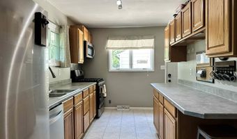 424 Hilltop Rd, Ames, IA 50014
