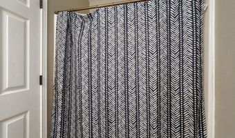 1813 Edgewood Dr, Aurora, MO 65605