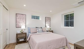 8 Kerins Ter, Newport, RI 02840