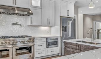 405 Club Dr W, Aurora, OH 44202