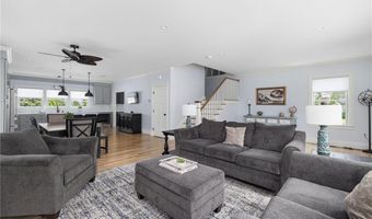 3 Oak St, Middletown, RI 02842