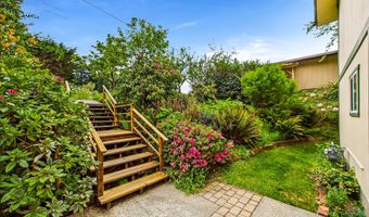 402 Tanglewood Rd, Arcata, CA 95521