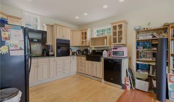 82 Van Zandt Ave, Newport, RI 02840