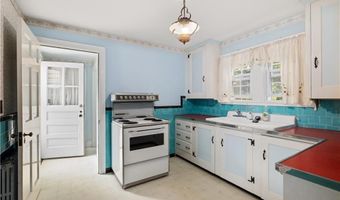 10 Pelham Pkwy, North Providence, RI 02911