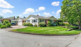 94 Greening Ln, Cranston, RI 02920
