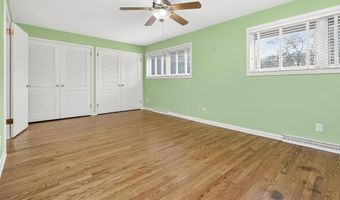 1040 E MOORPARK Ave, Appleton, WI 54911