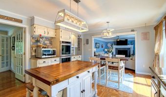 12 E Gate Dr, Alloway, NJ 07418