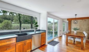 4 Buckingham St, Barrington, RI 02806