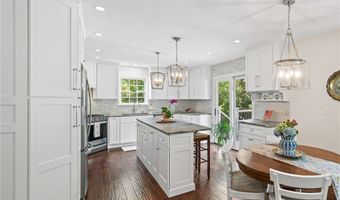 292 Summerhill Dr, Aurora, OH 44202