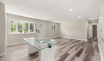 794 Robinhood Dr, Aurora, OH 44202