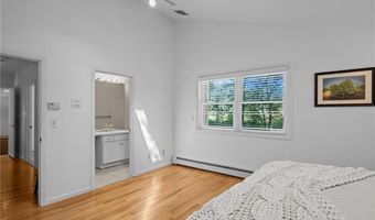 24 GREENWOOD Ln, Lincoln, RI 02865