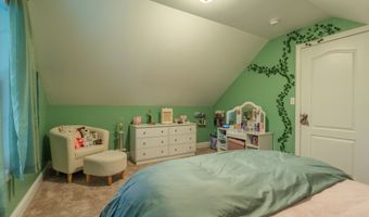 17 Edgewood St, Cromwell, CT 06416
