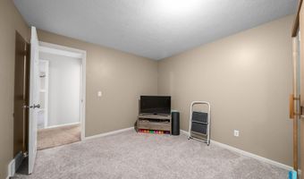 316 S Country Club Ave, Brandon, SD 57005