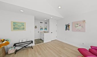 5636 Meadow Ln, Ann Arbor, MI 48105