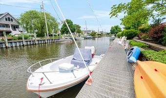 18 South Plz, Amity Harbor, NY 11701