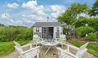 24 E Shore Rd, Narragansett, RI 02882