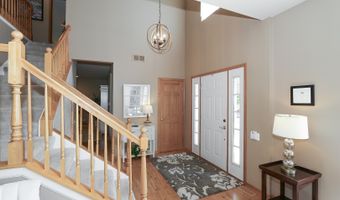 8 Hithergreen Ct, Algonquin, IL 60102