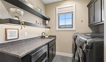 4261 Lakeshore Dr, Basehor, KS 66007