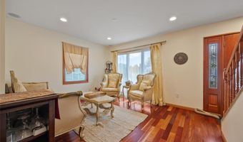 65 Netherwood Dr, Albertson, NY 11507