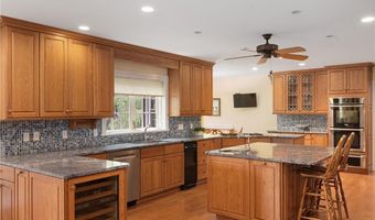 19 Ledge Rd, Bristol, RI 02809