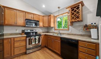 220 S Augusta Ave, Brandon, SD 57005