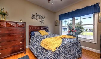 61 Pondview Cir 61, Beacon Falls, CT 06403