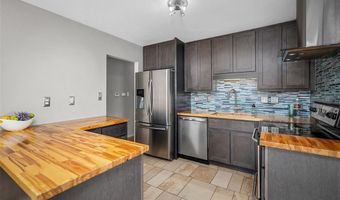 236 Hillcrest Blvd, Ballwin, MO 63021