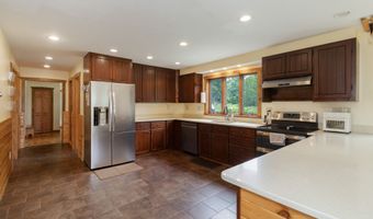 13 Woodridge Dr, Barkhamsted, CT 06063