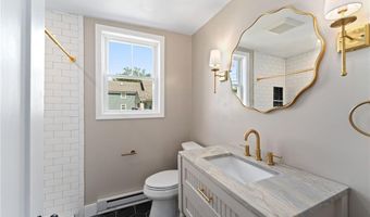 32 Richmond St 1, Bristol, RI 02809