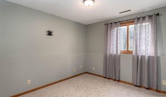 2513 Marwood Dr, Mankato, MN 56001