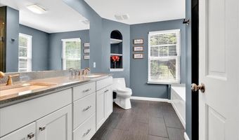 1316 Red Oak Plantation Dr, Ballwin, MO 63021