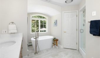 4 Brookfield Ct, East Greenwich, RI 02818