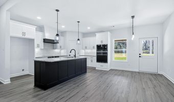 1112 Duke Dr, Bauxite, AR 72011